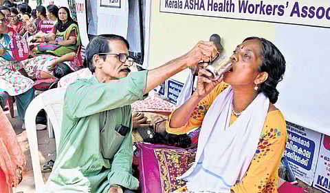 Sivadasan meets his wife Thankamani, an ASHA worker and Thiruvananthapuram district committee member of Kerala ASHA Health Workers Association, during her hunger protest in front of the Secretariat on Friday