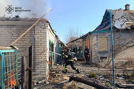 Ukraine's president Volodymyr Zelensky (L); French President Emmanuel Macron 