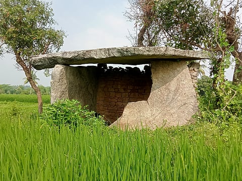 Senguttuvan highlights the presence of a menhir, locally known as "Kacheri Kal."