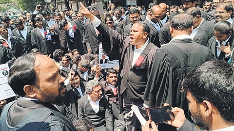 The protesting lawyers demanded that the government take immediate and concrete measures to curb the growing attacks on legal professionals. 