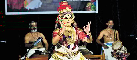 An artist performing koodiyattam
