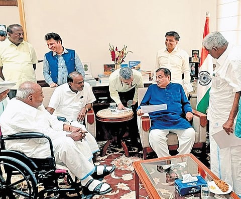 Former PM HD Deve Gowda, Union Minister HD Kuamraswamy, JDS MLA HD Revanna in a meeting with Union Minister Nitin Gadkari in New Delhi on Wednesday  