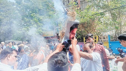 BJD workers burning the effigy of Health Minister Mukesh Mahaling.