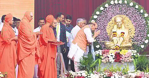 Defence Minister Rajnath Singh, seers from various mutts and others pay tribute to Sri Shivakumara Swamiji of Siddaganga Mutt in Tumakuru on Tuesday.