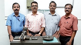 CET researchers with the tribometer that won a patent from the Union government