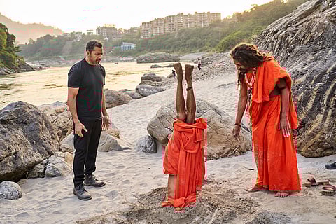 David Blaine watching a headstand by a sadhu