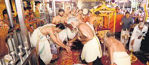 Thantri Kandararu Brahmadathan performing the ‘Utsavabali’ ritual at Sabarimala temple on Thursday