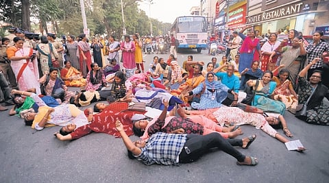 ASHA workers stage an impromptu road blockade following failed talks with Health Minister Veena George in Thiruvananthapuram on Thursday