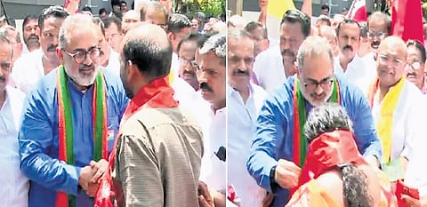 BJP state president Rajeev Chandrasekhar felicitating Munambam protesters who joined the BJP during his visit to the coastal region on Friday
