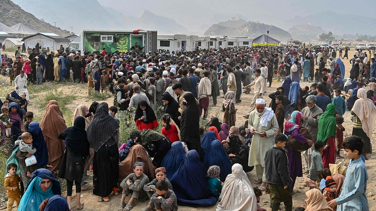 Pakistan issues fresh call for Afghans to leave country, thousands rush to  border