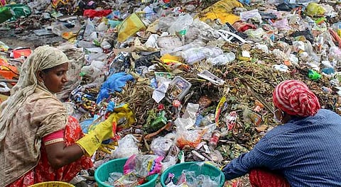 Mayor Mahesh Kumar and Leader of the House Mukesh Goel expressed their dissent to the municipal commissioner’s move to add user charges for solid waste management to house tax bills. 