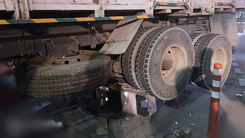 A Traffic home guard was killed and two constables sustained injuries after a speeding lorry hit a traffic booth at Miyapur metro station on Monday at 10:30 pm.