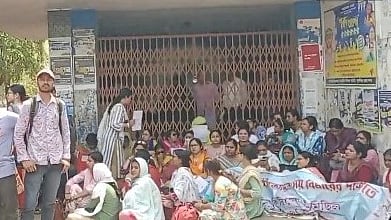 A large number of teachers in Purulia district locked the gates of Purulia District Education Department and protested in the wake of 26,000 teachers in Bengal schools losing their jobs following a Supreme Court order.