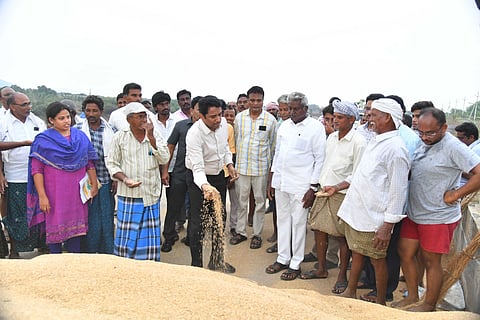 NTR district collector Lakshmisha  on Sunday visited Nunna village and interacted with farmers.