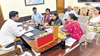 Minister Suryabanshi Suraj in talks with IGNOU V-C Uma Kanjilal and others.