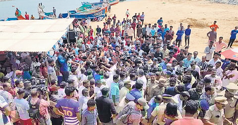 Police personnel and officials of Harbour Engineering Department returning without breaking the sandbar at the Muthalapozhi harbour mouth following protests by fishermen on Thursday