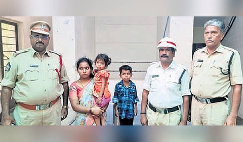 Nearby taxi drivers alerted the police, who quickly broke open the car’s window to save the kids.