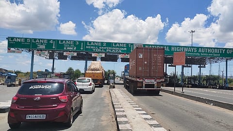 Vehicles waiting in Sriperumbudur Toll Gate.