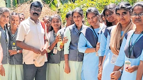 V Narayanan Moorthy explains the importance of inscriptions and archaeology  to the school students in Dindigul.