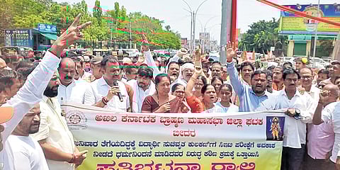 Akhila Karnataka Brahmana Mahasabha activists stage a demonstration against the janivara row in Bidar on Saturday.