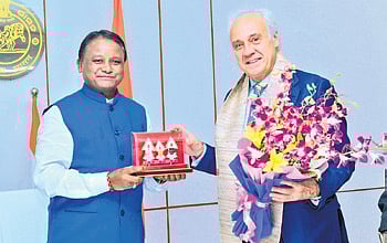 Chief Minister Mohan Charan Majhi gifting a memento to Spanish ambassador Juan Antonio March Pujol
