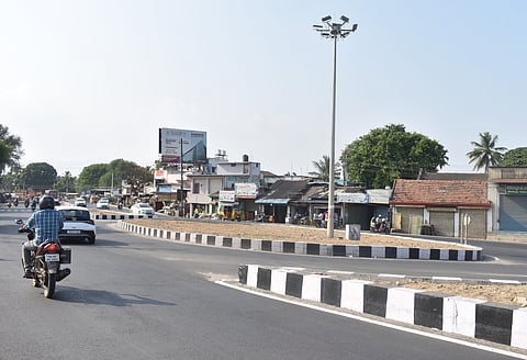 The Highways Department and the CCMC has established roundabouts at vital junctions across the city by removing the traffic signals. The facility that was established near the Kurichi Pirivu junction and Aathupalam has no reflectors or signboards installed.