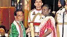 Artiste Durga Charan Ranbir and President Droupadi Murmu.