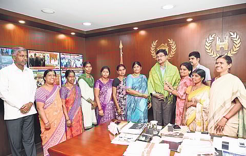 Residents of seven colonies in Injapur village, Turkayamjal Municipality, Rangareddy district, felicitate HYDRAA Commissioner AV Ranganath in Hyderabad on Monday.