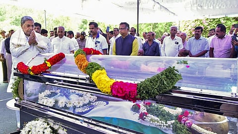 Karnataka Chief Minister Siddaramaiah pays last respects to the mortal remains of former ISRO chairman K Kasturirangan, in Bengaluru on April 27, 2025.