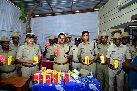 The Chikkaballapur CEN (Cyber, Economic and Narcotics) Police cracked a major mobile phone theft case by arresting seven individuals from the Mewat area of Haryana and Rajasthan.