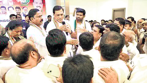 Congress workers argue with MP Suresh Shetkar,  MLA T Rammohan Reddy and other party leaders during a meeting organised in Sangareddy on Sunday.