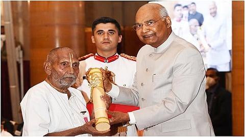 Spiritual guru Baba Sivanand recieving Padma Shri from the then President Ram Nath Kovind in 2022