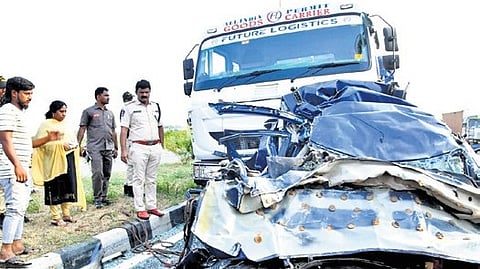 Prakasam SP AR Damodar inspects the road accident spot at Koppolu flyover near Ongole on Sunday.
