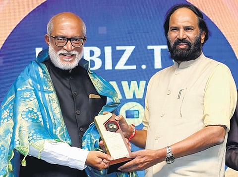 Venkat Jagdish Nalluri being  honoured with the Legendary Award at the Hybiz TV Media Awards 2025 by Telangana Irrigation Minister Uttam Kumar Reddy.
