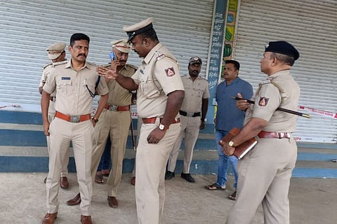 Superintendent of Police Mallikarjuna Baladandi (IPS) and Additional Superintendent of Police Thimmaiah C. visits the murder site 