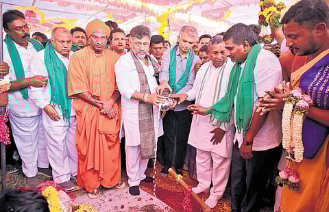 Deputy Chief Minister DK Shivakumar performs guddali puja for the Vrishabhavathi River Lift Irrigation Project in Nelamangala on Thursday. Ministers Krishna Byregowda and KH Muniyappa, and MLA Srinivas look on 