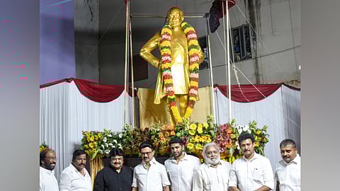 Chief Minister MK Stalin unveiling statue of actor  Sivaji Ganesan at Puthur, Tiruchy on Thursday. The actor’s sons Ramkumar and Prabhu, grandson and actor Vikram Prabhu were present during the ceremony.