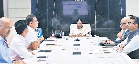 Rekha Gupta asks MCD to remove garbage from landfill sites