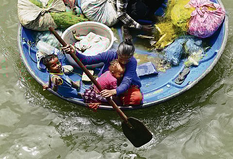A migrant woman fishing in Kochi along with her family 