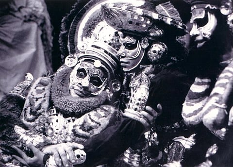 Bali on Angada’s (his son’s) lap. Bali – Ammannur Madhava Chakyar, Angada – Pothiyil Narayana Chakyar and Sugreeva – Ammanur Kuttan Chakyar