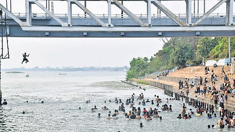The East Godavari District Administration and the Municipal Corporation await the final structural stability report.
