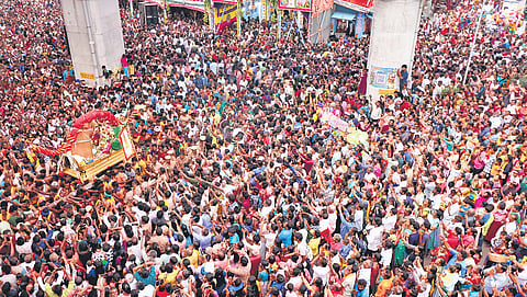 Hundreds of people welcome Lord Kallalagar during  the ‘ethir sevai’ ritual in Madurai on Sunday 