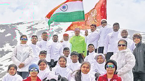 The team comprising pourakarmikas’ children, mahouts and civilians at Mt Kuari Pass 