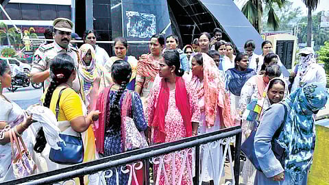 Community Health Officers attempt to meet Health Minister Satya Kumar at Tummalapalli Kalakhetram in Vijayawada on Monday.