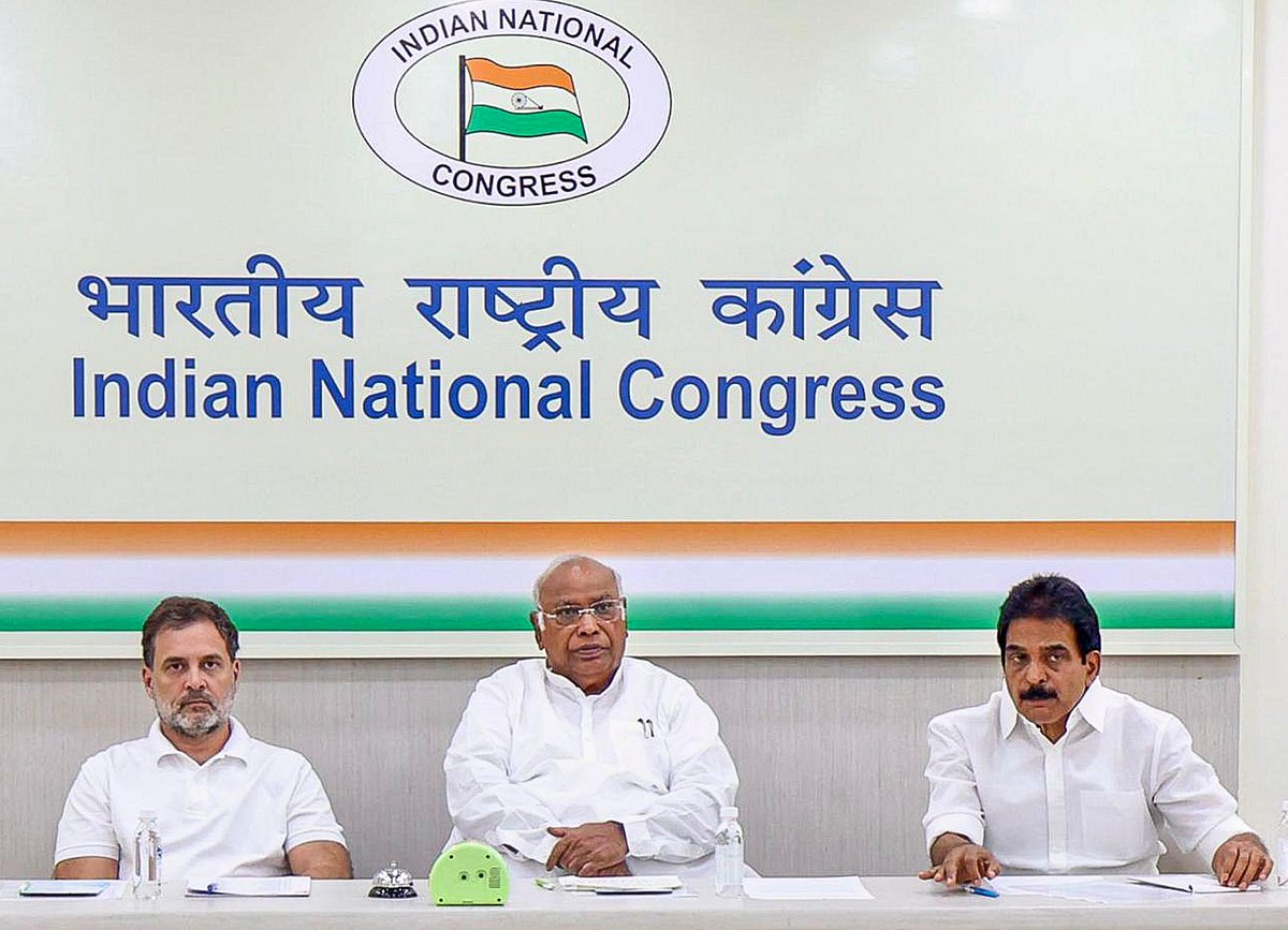 Rahul meets Kharge, Congress top brass to discuss party's poll drubbing in Bihar