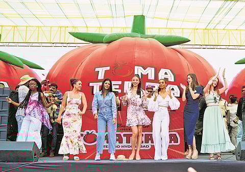 Miss World contestants made a surprise appearance, bringing in a glamour quotient