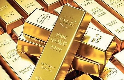 Gold prices fall on global cues
