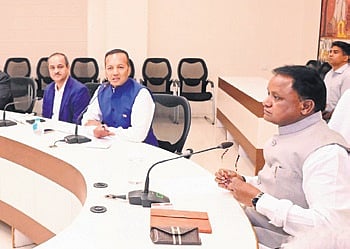 CM Mohan Charan Majhi in discussion with the ISA members at Lok Seva Bhawan in Bhubaneswar on Thursday