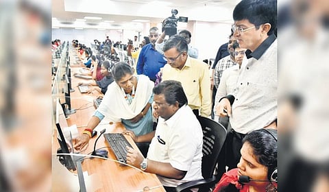 Minister S S Sivasankar on Saturday visited ‘Minnagam’, the centralised consumer care centre.