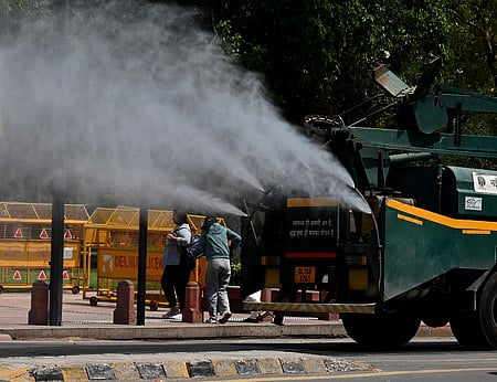 Anti-smog guns spray water droplets to curb air pollution in New Delhi